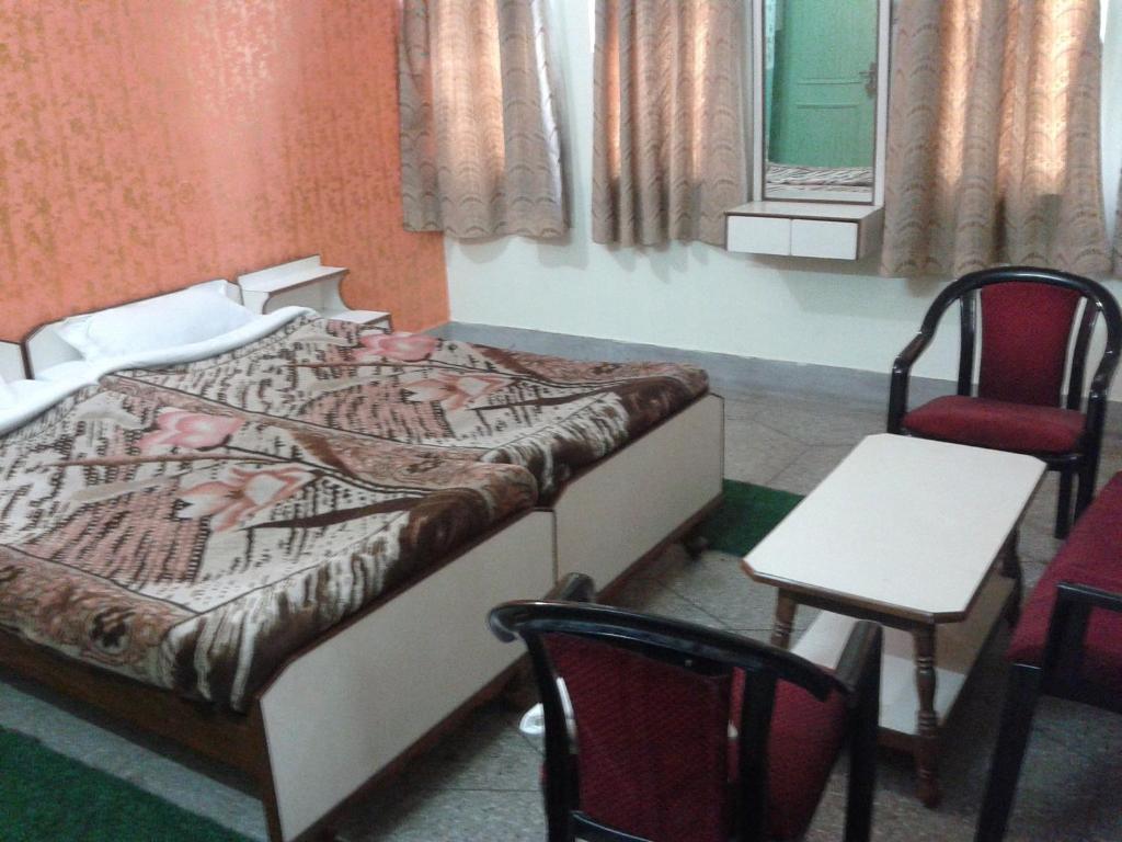 Radiant Ymca Tourist Hostel - Varanasi — Photos 1
